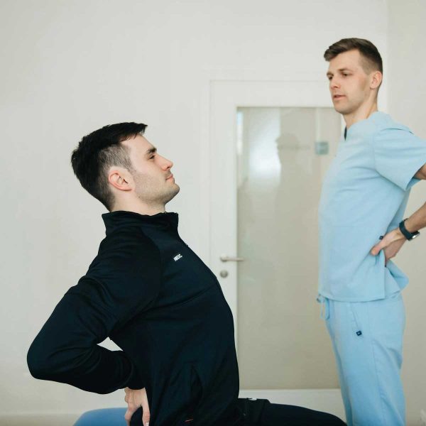 chiropractor-treatig-herniated-disc-3