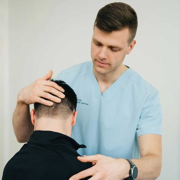 chiropractor-treating-neck-pain