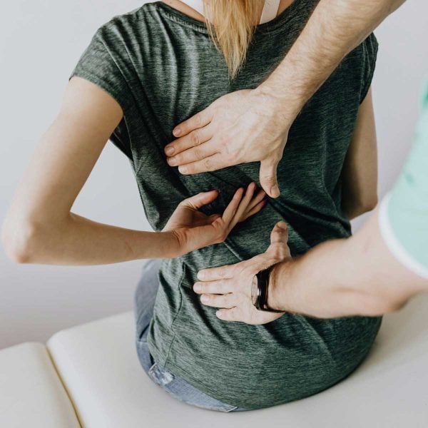 chiropractor-treating-pinched-nerve