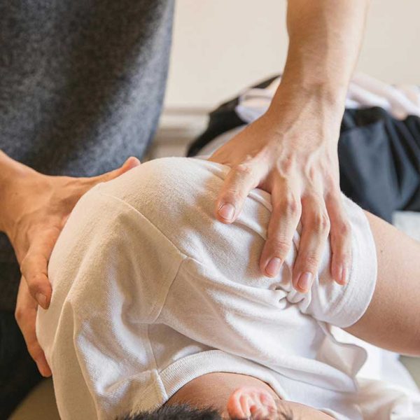 chiropractor-treating-pinched-nerve-4